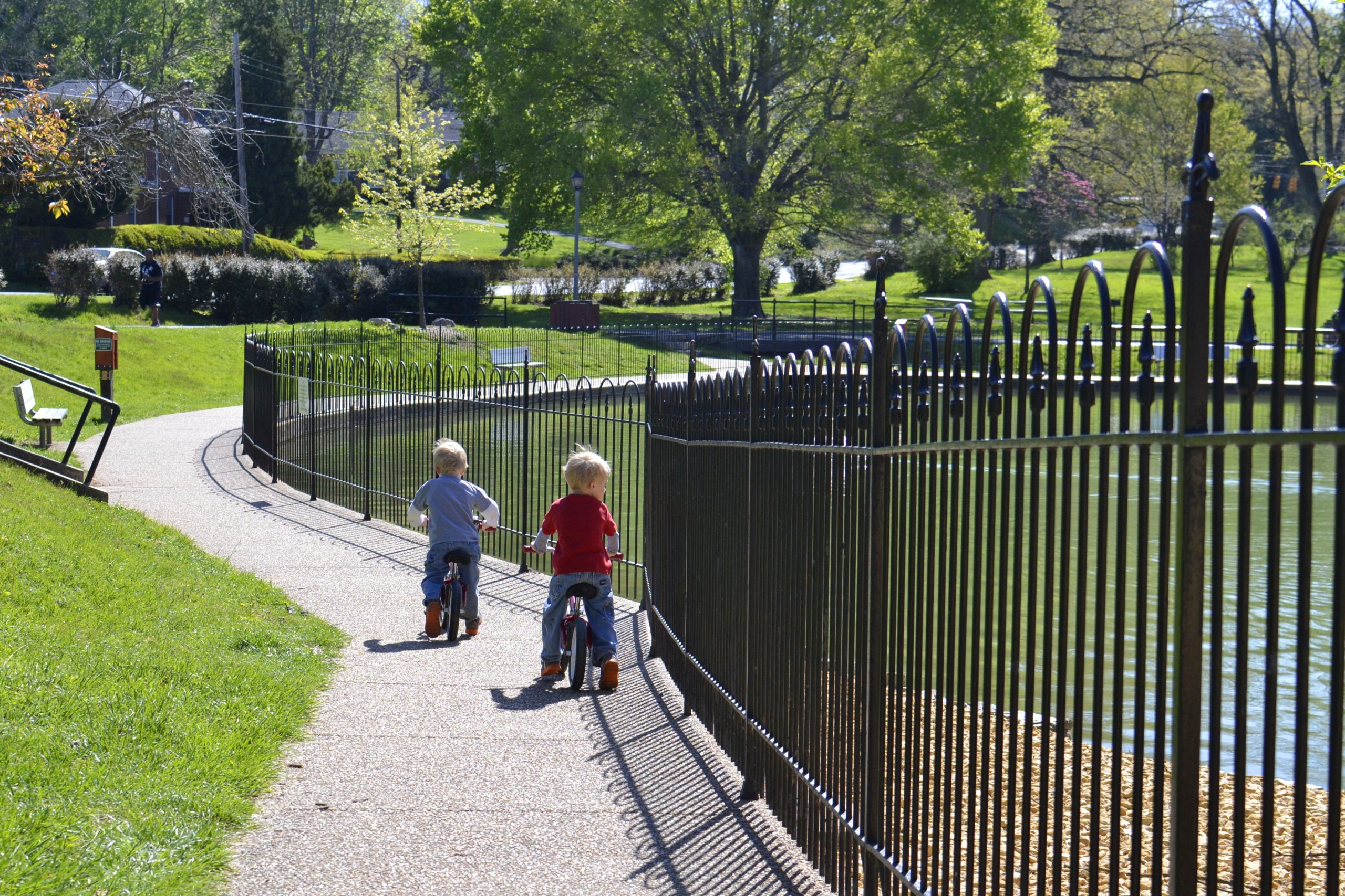 small-boys-children-riding-their-bikes-around-a-du-2026-01-09-00-36-36-utc